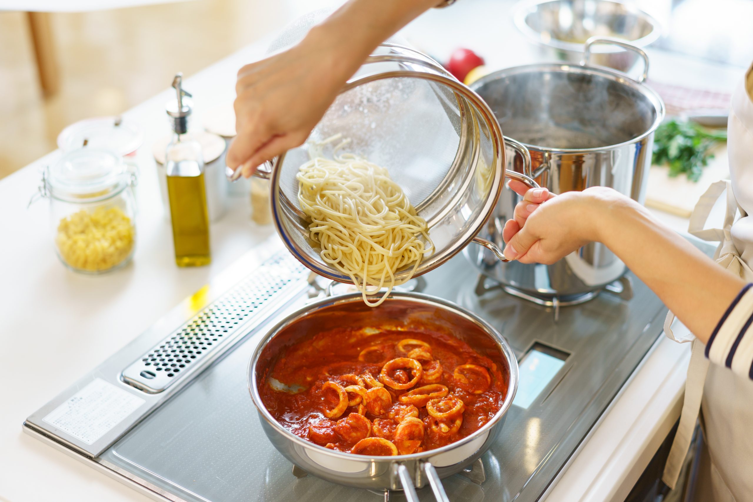 パスタポット調理鍋業務用パスタ調理器具セット、仕切りとザル、ストレーナー付きパスタ調理器具、ステンレススチールストックポット、3穴（ パスタポット  クッカー、ザル、ステンレススチール野菜麺調理鍋、蓋付き業務用スープポットセット、ガスコンロと電磁調理器で ... パスタポットパスタクッカー、ザル付きパスタポット、ステンレススチール野菜麺調理鍋、蓋付き業務用2/3/4穴スープポットセット、ガスコ